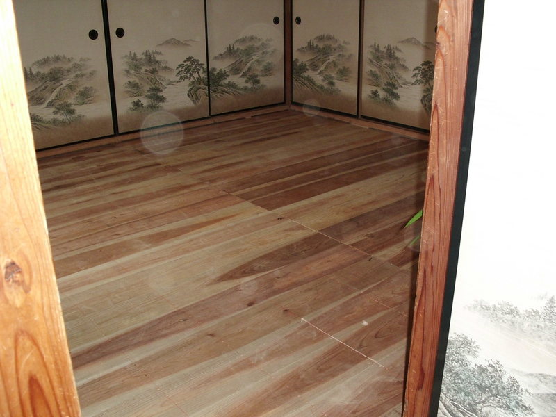 畳の下の床板をはがし、古くなった垂木を取り除き、４５センチから
３０センチ間隔にし、防蟻処理（シロアリ駆除薬を塗装）新しい床板（杉）を
施工して、畳を敷きこみ完了です。　工事期間は、土台・大引きなどの状況に
応じて１～２日間で　費用が状況・仕様材料に応じてになりますが、
参考として￥10万～￥18万くらいになります。
工事目安にしていただければ幸いです。