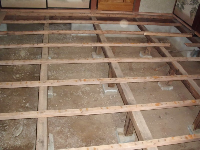 ８畳間の畳の下の床板の交換・垂木の交換工事前の写真です。(和室リフォーム)