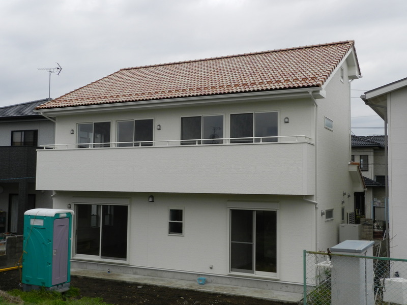 開放的なリビングと小屋裏のある南欧風のお家